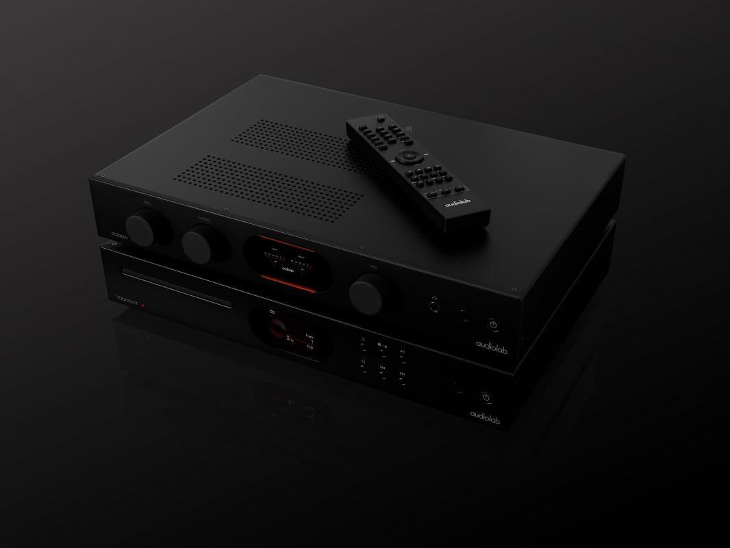 Audiolab 7000A + 7000CDT czarny – ujęcie z góry z pilotem na obudowie