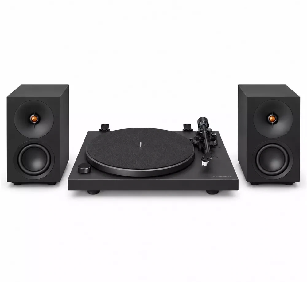 Cambridge Audio L/R S + gramofon Spira Czarny – widok z przodu: gramofon i para kolumn