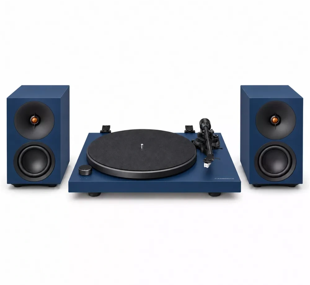 Cambridge Audio L/R S + gramofon Spira Niebieski – frontowy widok gramofonu i dwóch kolumn