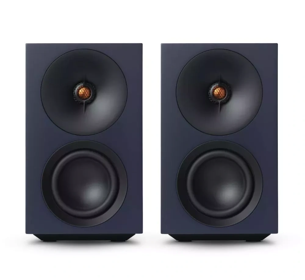 Cambridge Audio L/R S + gramofon Spira Niebieski – zbliżenie przednich kolumn w kolorze niebieskim
