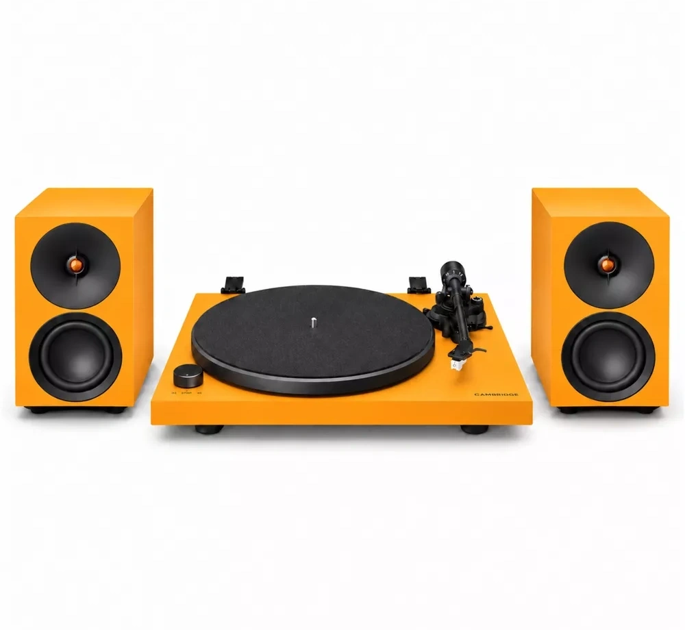 Cambridge Audio L/R S + gramofon Spira Pomarańczowy — widok z przodu: gramofon i para głośników