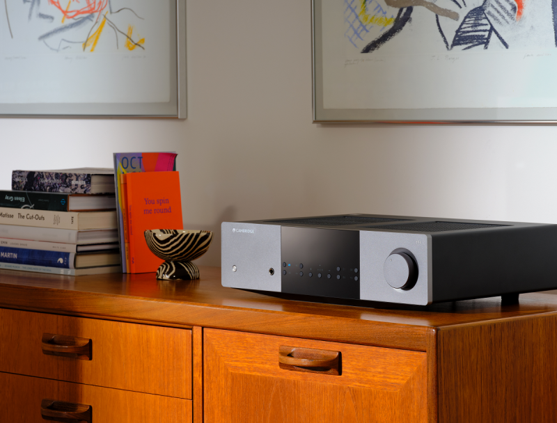 Cambridge Audio EXA100 szary - wzmacniacz zintegrowany w aranżacji wnętrza