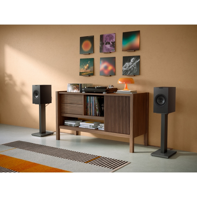KEF Q3 Meta w czarnym wykończeniu – kolumna w aranżacji wnętrza