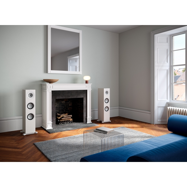 KEF Q7 Meta biały satyna – kolumna podłogowa w domowym wnętrzu
