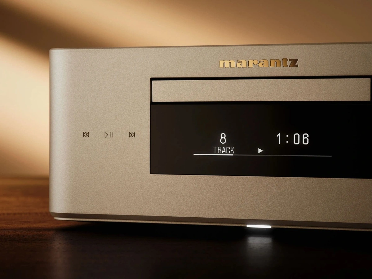 Marantz MCR 60n DAB Czarny – zbliżenie na logo i wyświetlacz