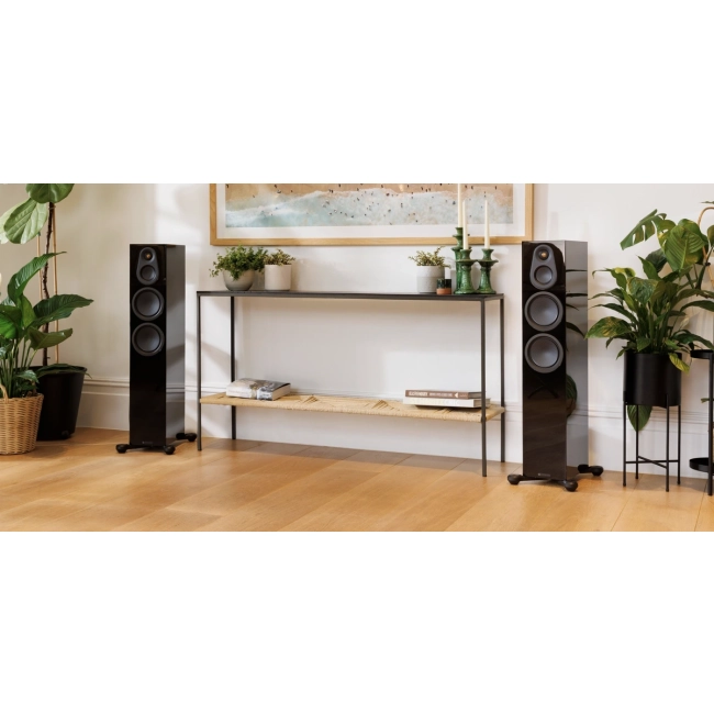 Monitor Audio Silver 300 8G High Gloss Black | kolumny podłogowe – para umieszczona w aranżacji pokoju