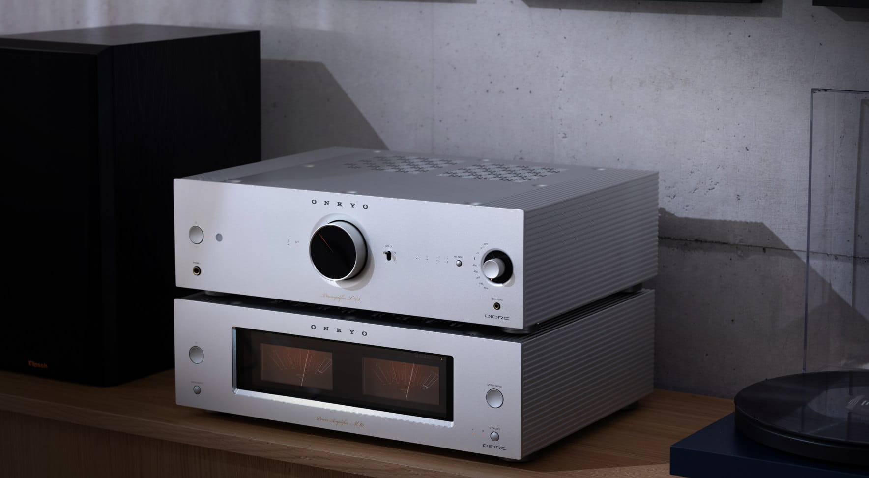 Onkyo Icon M-80 końcówka mocy, srebrny w aranżacji na stoliku audio