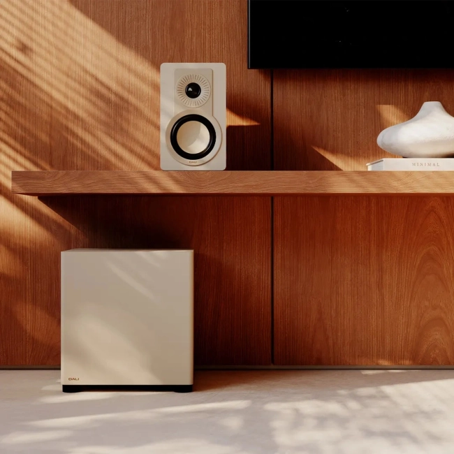 Dali Basik Sub Karmelowy | Subwoofer – subwoofer obok kolumny, ujęcie zbliżone