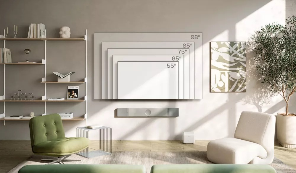 KEF XIO srebrny - soundbar – kEF XIO srebrny – soundbar zamontowany na ścianie w aranżacji salonu