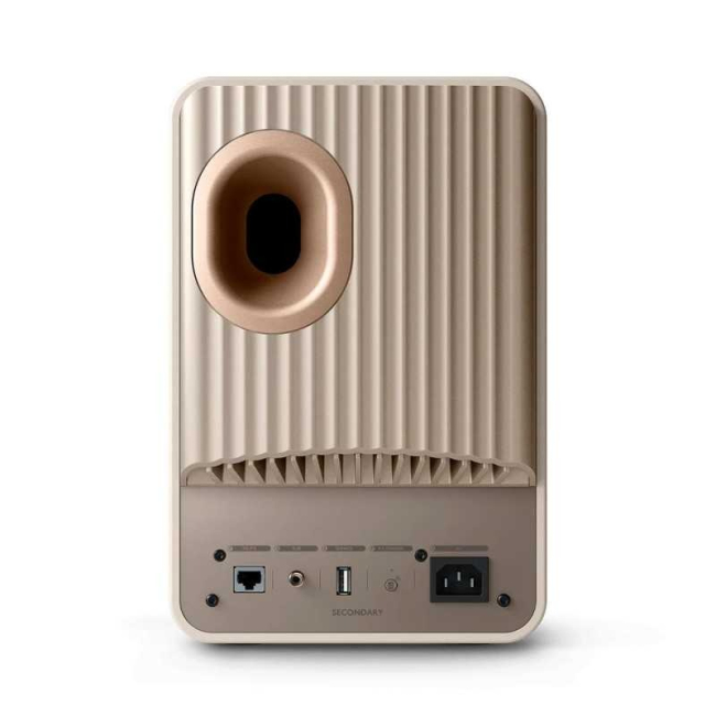 KEF LS50 Wireless II sand shell – kolejne ujęcie kolumn aktywnych