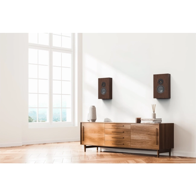Monitor Audio Silver On-Wall 8G orzech – ujęcie kolumny w orzechowym wykończeniu